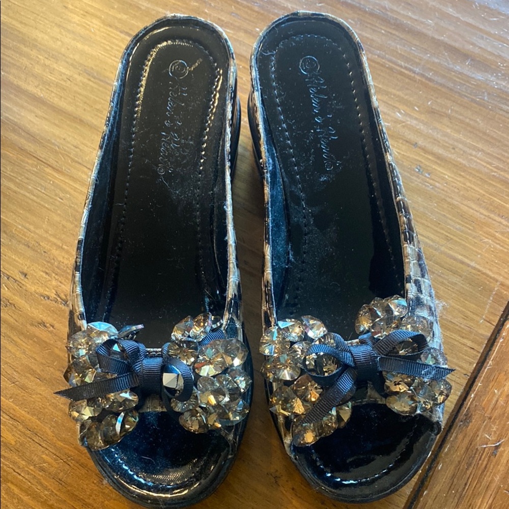 Elegant Black Sandals with Crystal Embellishments